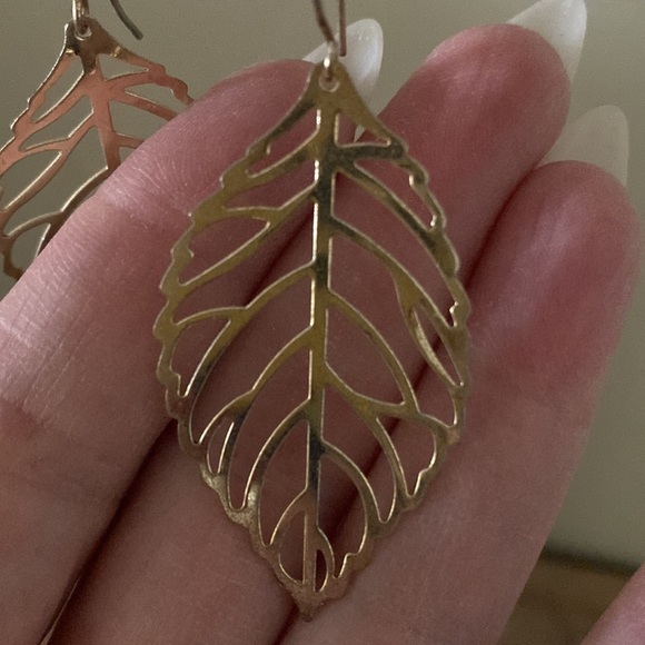 Y2K leaf design cut out earrings in a gold plated finish. Gorgeous  pair 🍃 - Picture 3 of 3